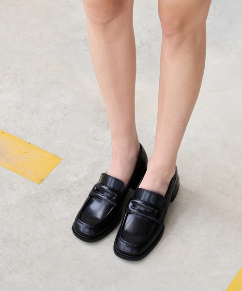 CHARLES & KEITH(チャールズ & キース)の「ペニー トラペーズヒールローファーパンプス(ローファー・レディース・ブラウン/ブラック系その他7・22.5cm/25cm/24.5cm/23.5cm/23cm/25.5cm/26.5cm)」の6枚目の写真