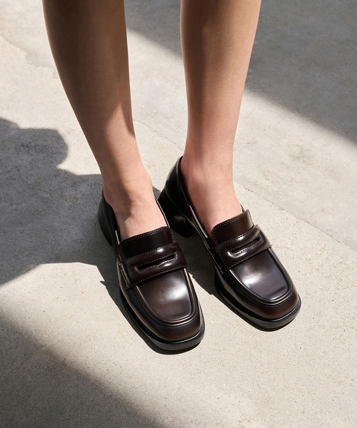 CHARLES & KEITH(チャールズ & キース)の「ペニー トラペーズヒールローファーパンプス(ローファー・レディース・ブラウン/ブラック系その他7・22.5cm/25cm/24.5cm/23.5cm/23cm/25.5cm/26.5cm)」の5枚目の写真