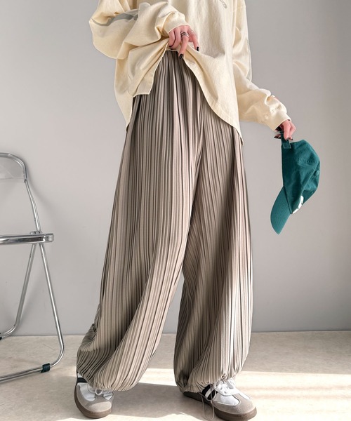 classicalelf(クラシカルエルフ)の「スタイルアップが叶う。2way裾ドロストプリーツ素材ワイドパンツ(その他パンツ・レディース・グレイッシュベージュ/アイボリー/ブラック・X-LARGE/LARGE/MEDIUM/SMALL)」の13枚目の写真