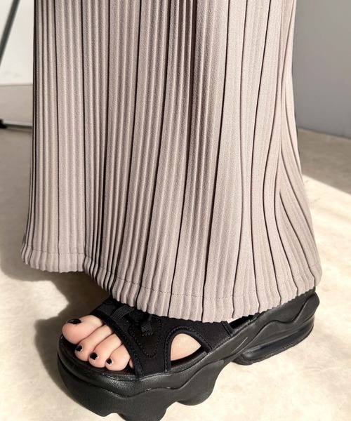 classicalelf(クラシカルエルフ)の「スタイルアップが叶う。2way裾ドロストプリーツ素材ワイドパンツ(その他パンツ・レディース・グレイッシュベージュ/アイボリー/ブラック・X-LARGE/LARGE/MEDIUM/SMALL)」の9枚目の写真