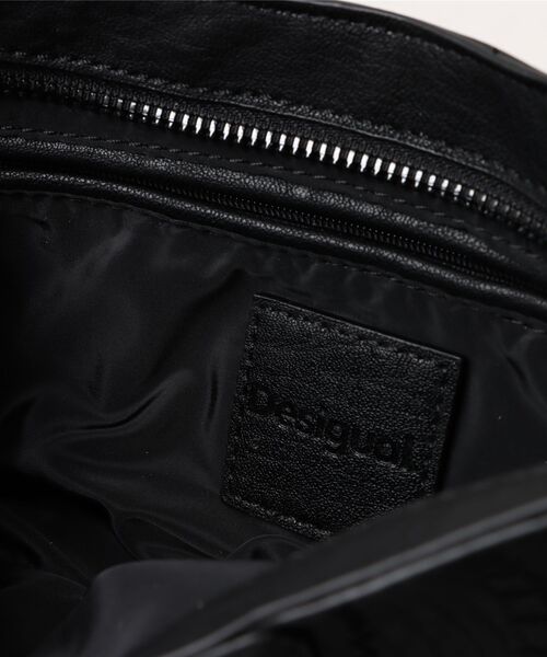 Desigual(デシグアル)の「スタッズアクセント ミニショルダーハンドバッグ ブラック(ボディバッグ/ウエストポーチ・レディース・ブラック・FREE)」の4枚目の写真