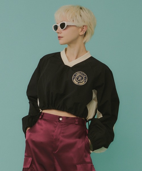 VIOLETTA(ヴィオレッタ)の「クロップドナイロンプルオーバー(その他トップス・レディース・レッド/ブラック/ライトブルー・FREE)」の4枚目の写真