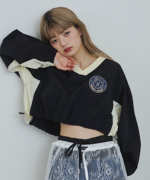 VIOLETTA(ヴィオレッタ)の「クロップドナイロンプルオーバー(その他トップス・レディース・レッド/ブラック/ライトブルー・FREE)」の8枚目の写真