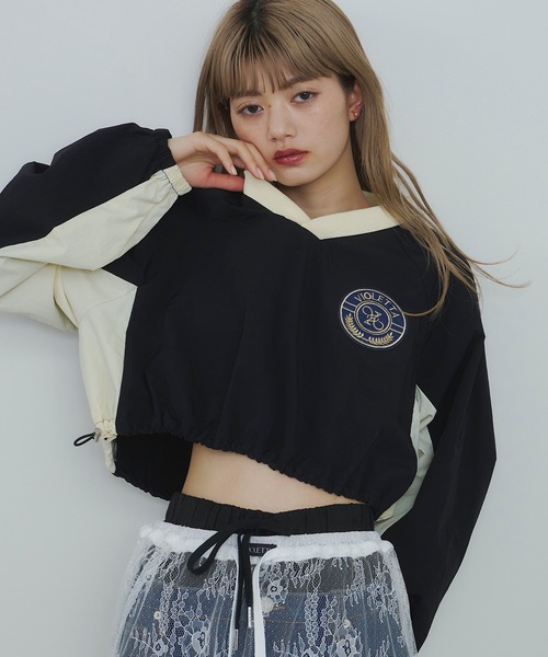 VIOLETTA(ヴィオレッタ)の「クロップドナイロンプルオーバー(その他トップス・レディース・レッド/ブラック/ライトブルー・FREE)」の7枚目の写真