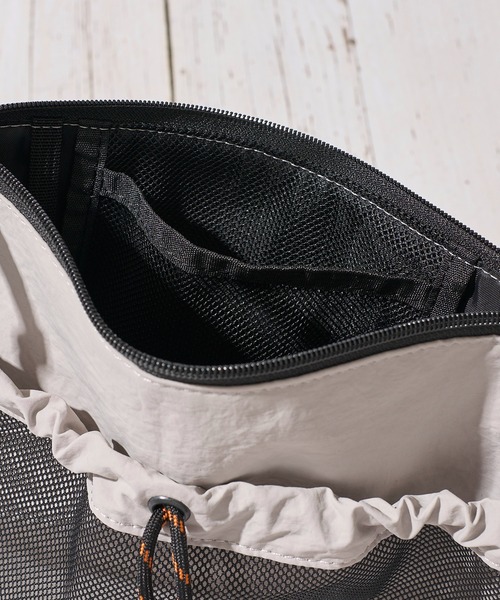 UNIVERSAL OVERALL(ユニバーサルオーバーオール)の「【UNIVERSAL OVERALL】FRONT MESH SHOULDER BAG / フロントメッシュショルダーバッグ(ショルダーバッグ・レディース・グレイッシュベージュ/ブラック/ブルー/オレンジ/モカ/ライトグレー・FREE)」の15枚目の写真