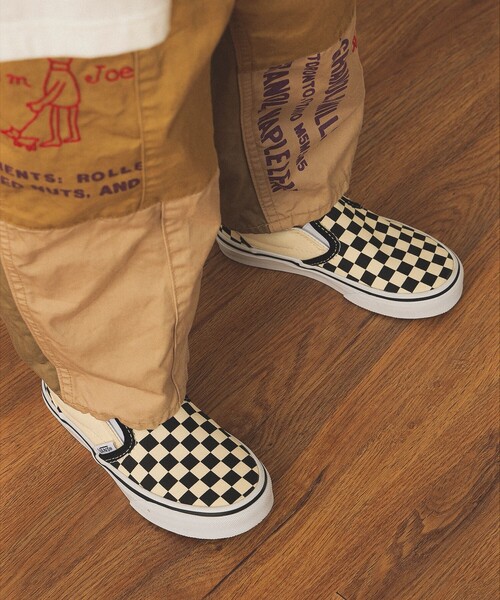 VANS(バンズ)の「VANS / クラシック スリッポン(16.5~21cm)(スリッポン・キッズ・ブラック/イエロー・11(16.5㎝)/12(17.5㎝)/13(18.5㎝)/2(20㎝)/3(21㎝)/1(19㎝))」の1枚目の写真