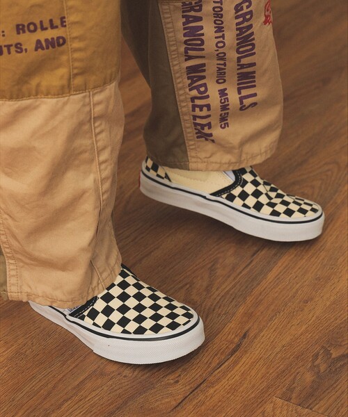 VANS(バンズ)の「VANS / クラシック スリッポン(16.5~21cm)(スリッポン・キッズ・ブラック/イエロー・11(16.5㎝)/12(17.5㎝)/13(18.5㎝)/2(20㎝)/3(21㎝)/1(19㎝))」の6枚目の写真