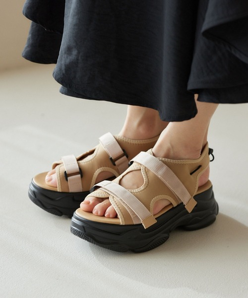 mysty woman（ミスティウーマン）の「ベルクロスニーカーサンダル  323422（サンダル・レディース・ベージュ/ブラック・LARGE/MEDIUM）」の2枚目の写真