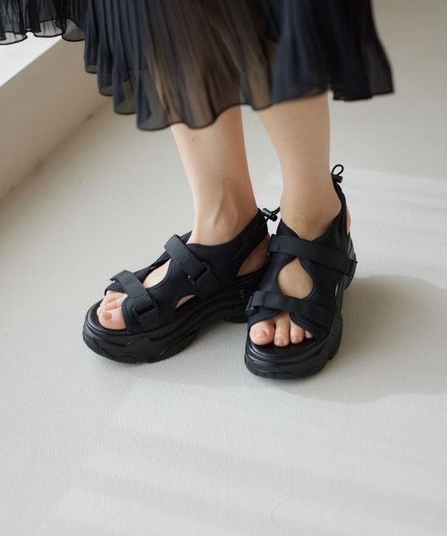 mysty woman（ミスティウーマン）の「ベルクロスニーカーサンダル  323422（サンダル・レディース・ベージュ/ブラック・LARGE/MEDIUM）」の4枚目の写真