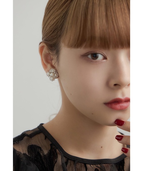 niana(ニアナ)の「フラワーパールイヤリング 花 ゴールド シルバー 結婚式 二次会 同窓会 成人式 パーティー お呼ばれ オケージョン フォーマル(イヤリング・レディース・シルバー/ゴールド・FREE)」の5枚目の写真