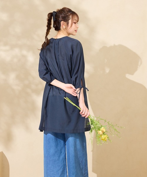 Rose Tiara(ローズティアラ)の「【接触冷感/手洗い可】バックロングブラウス(シャツ/ブラウス・レディース・ネイビー/ブルー・38/42)」の8枚目の写真
