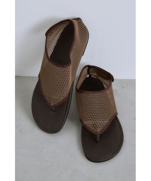 un/neu(アンノイ)の「メッシュフラットトングサンダル(サンダル・レディース・ブラック/ブラウン・LARGE/MEDIUM/SMALL)」の5枚目の写真