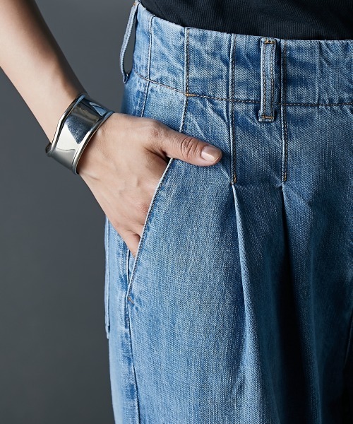 GEVS.（ジェイヴィス）の「ライトオンスデニムタックワイドパンツ＜大きいサイズ有＞GEVS.（デニムパンツ・レディース・ライトブルー/ブルー・73/76/80/84/88/92/96/98/122/106/114）」の3枚目の写真