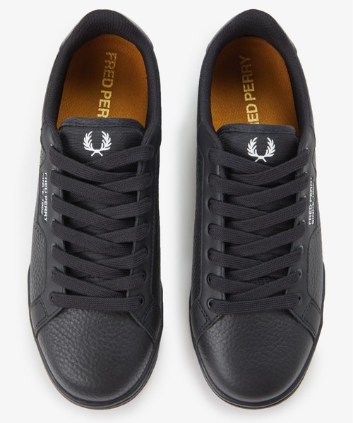 FRED PERRY（フレッドペリー）の「B722 Textured Leather / Bold Branding／ブランディングレザースニーカー（スニーカー・メンズ・ブラック/ホワイト・27cm/28cm/26cm）」の2枚目の写真