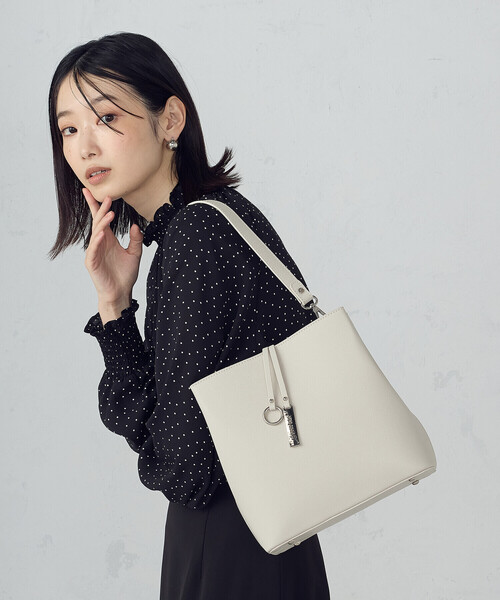 MONO COMME CA(モノコムサ)の「ロゴプレート ミニバッグ(トートバッグ・レディース・グレー/ベージュ/ブラック・FREE)」の1枚目の写真