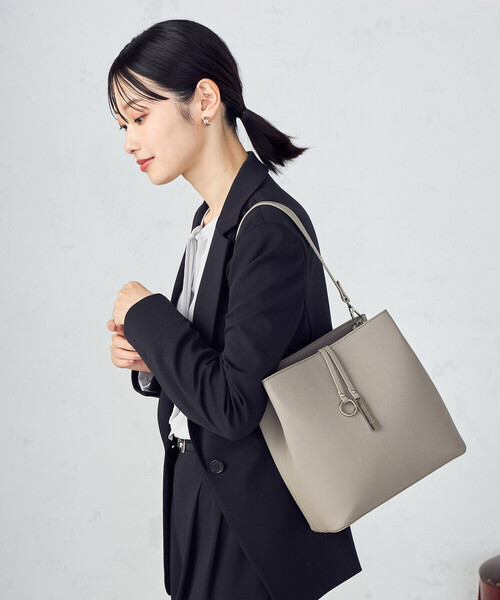 MONO COMME CA(モノコムサ)の「ロゴプレート ミニバッグ(トートバッグ・レディース・グレー/ベージュ/ブラック・FREE)」の3枚目の写真