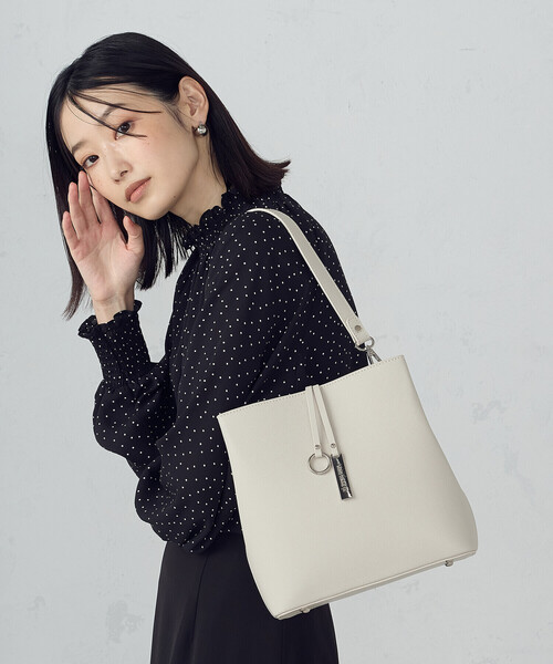 MONO COMME CA(モノコムサ)の「ロゴプレート ミニバッグ(トートバッグ・レディース・グレー/ベージュ/ブラック・FREE)」の5枚目の写真