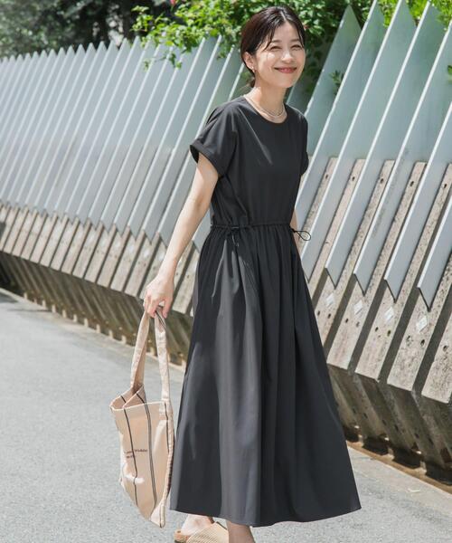 URBAN RESEARCH DOORS(アーバンリサーチドアーズ)の「『UR TECH』サマシェアウエストドロストワンピース(ワンピース・レディース・グレー/ブラック・MEDIUM)」の2枚目の写真