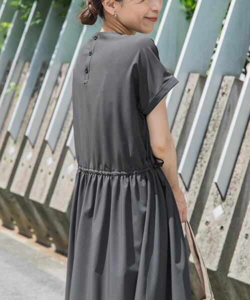 URBAN RESEARCH DOORS(アーバンリサーチドアーズ)の「『UR TECH』サマシェアウエストドロストワンピース(ワンピース・レディース・グレー/ブラック・MEDIUM)」の6枚目の写真