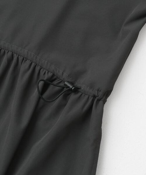 URBAN RESEARCH DOORS(アーバンリサーチドアーズ)の「『UR TECH』サマシェアウエストドロストワンピース(ワンピース・レディース・グレー/ブラック・MEDIUM)」の11枚目の写真