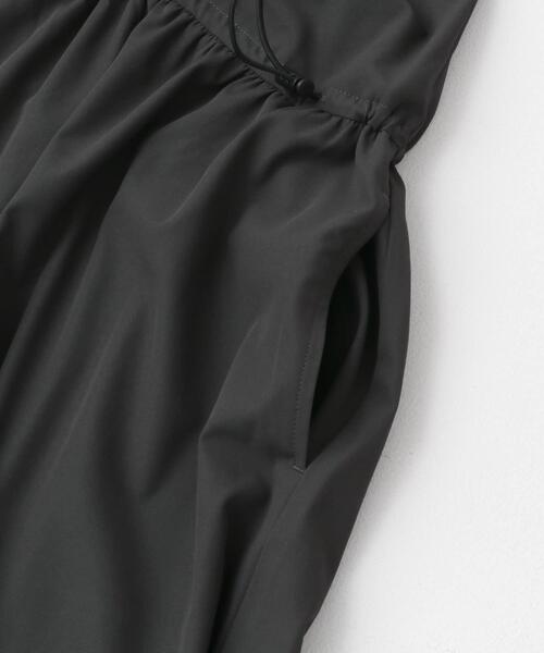 URBAN RESEARCH DOORS(アーバンリサーチドアーズ)の「『UR TECH』サマシェアウエストドロストワンピース(ワンピース・レディース・グレー/ブラック・MEDIUM)」の12枚目の写真