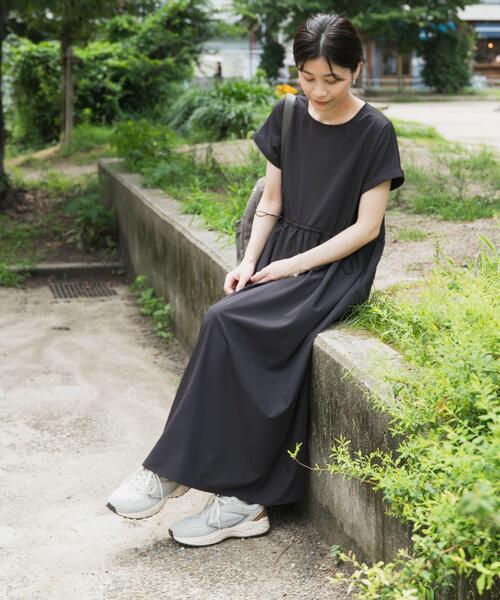 URBAN RESEARCH DOORS(アーバンリサーチドアーズ)の「『UR TECH』サマシェアウエストドロストワンピース(ワンピース・レディース・グレー/ブラック・MEDIUM)」の17枚目の写真
