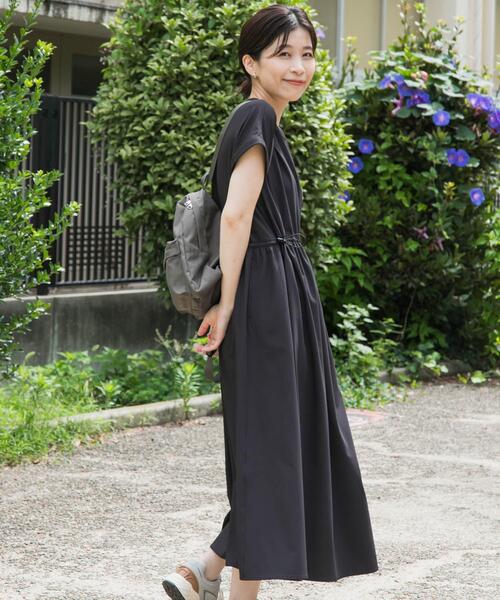 URBAN RESEARCH DOORS(アーバンリサーチドアーズ)の「『UR TECH』サマシェアウエストドロストワンピース(ワンピース・レディース・グレー/ブラック・MEDIUM)」の19枚目の写真