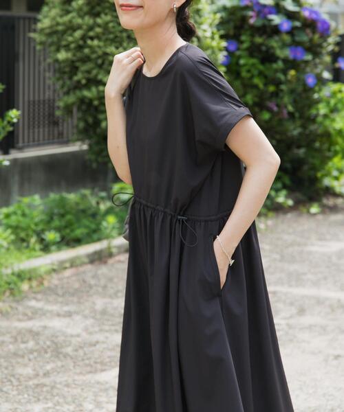 URBAN RESEARCH DOORS(アーバンリサーチドアーズ)の「『UR TECH』サマシェアウエストドロストワンピース(ワンピース・レディース・グレー/ブラック・MEDIUM)」の20枚目の写真