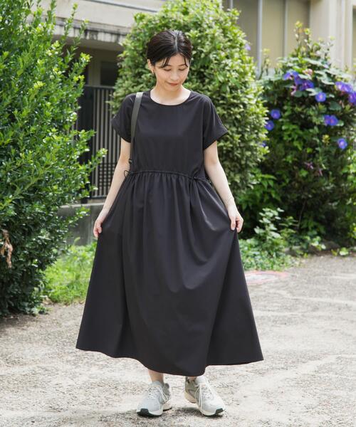 URBAN RESEARCH DOORS(アーバンリサーチドアーズ)の「『UR TECH』サマシェアウエストドロストワンピース(ワンピース・レディース・グレー/ブラック・MEDIUM)」の22枚目の写真