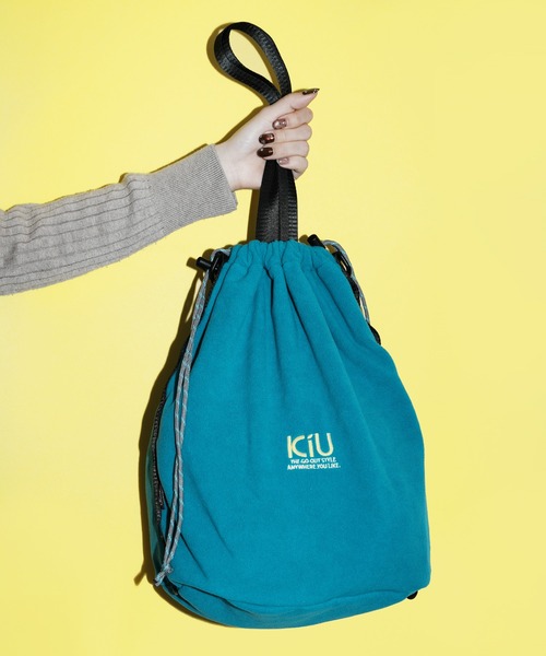 KiU(キウ)の「フリースドローストリングバッグ L(ショルダーバッグ・レディース・ターコイズブルー/マジェンタ/ライトイエロー・FREE)」の2枚目の写真