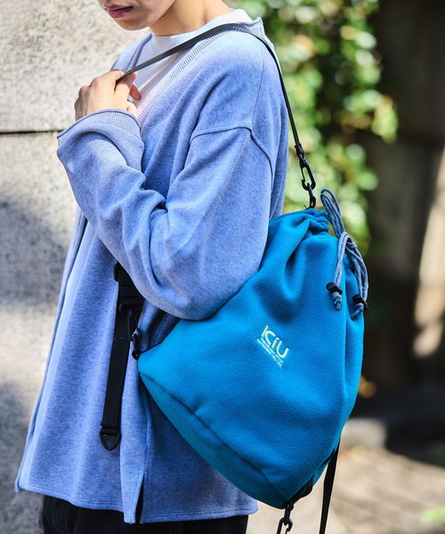 KiU(キウ)の「フリースドローストリングバッグ L(ショルダーバッグ・レディース・ターコイズブルー/マジェンタ/ライトイエロー・FREE)」の4枚目の写真