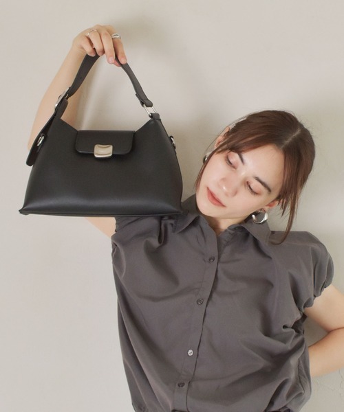 Reurie'（レウリィ）の「【500mlペットボトル収納可能】ニュアンスメタルフラップバッグ / 大容量 ワンハンドル きれいめ シンプル お呼ばれコーデ オフィスカジュアル ブラウン ブラック 合皮素材（ビジネスバッグ・レディース・ブラウン/ブラック・FREE）」の18枚目の写真
