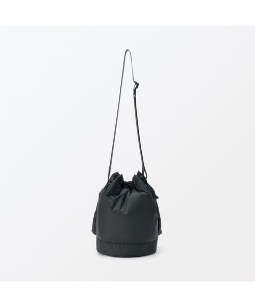 無印良品(ムジルシリョウヒン)の「撥水 中わた入り 巾着バッグ(ショルダーバッグ・レディース・キャメル/ブラック・FREE)」の3枚目の写真