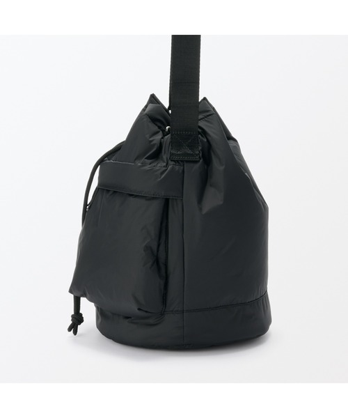 無印良品(ムジルシリョウヒン)の「撥水 中わた入り 巾着バッグ(ショルダーバッグ・レディース・キャメル/ブラック・FREE)」の6枚目の写真