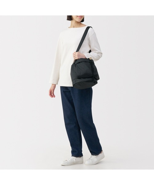 無印良品(ムジルシリョウヒン)の「撥水 中わた入り 巾着バッグ(ショルダーバッグ・レディース・キャメル/ブラック・FREE)」の9枚目の写真