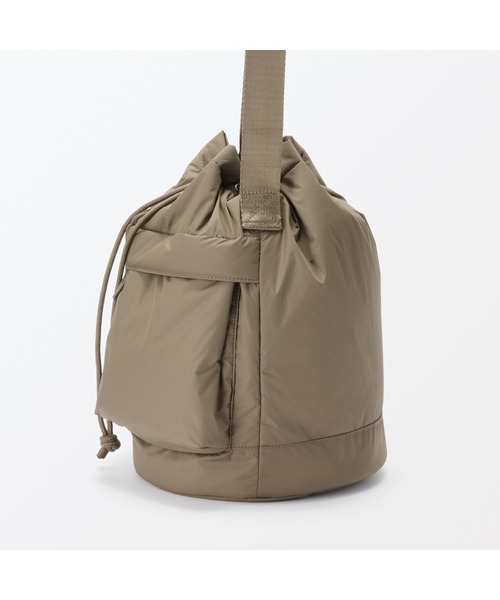 無印良品(ムジルシリョウヒン)の「撥水 中わた入り 巾着バッグ(ショルダーバッグ・レディース・キャメル/ブラック・FREE)」の16枚目の写真