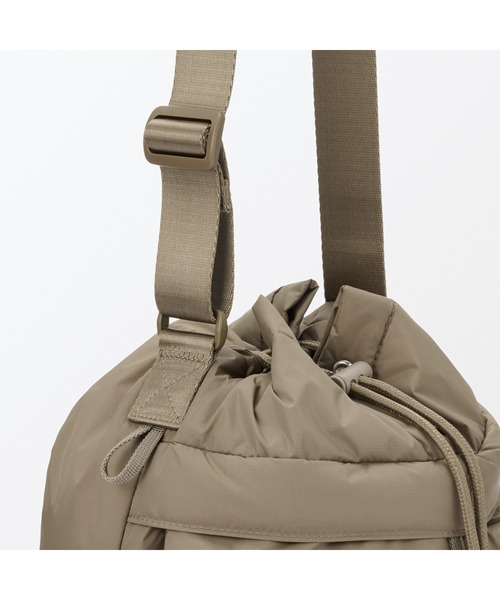 無印良品(ムジルシリョウヒン)の「撥水 中わた入り 巾着バッグ(ショルダーバッグ・レディース・キャメル/ブラック・FREE)」の17枚目の写真