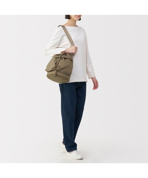 無印良品(ムジルシリョウヒン)の「撥水 中わた入り 巾着バッグ(ショルダーバッグ・レディース・キャメル/ブラック・FREE)」の19枚目の写真