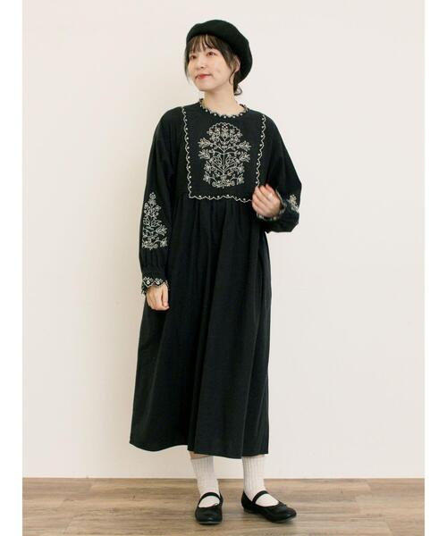 【新品未使用】エルメス　刺繍ストレートワンピース 取り外し可能なフラワー刺繍ビジュー襟＆ベルト付きパール飾り釦カット