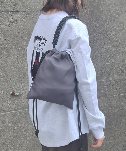 Bleu Bleuet(ブルーブルーエ)の「編み込み巾着ショルダー(ショルダーバッグ・レディース・グレー/カーキ/ブラック・FREE)」の2枚目の写真
