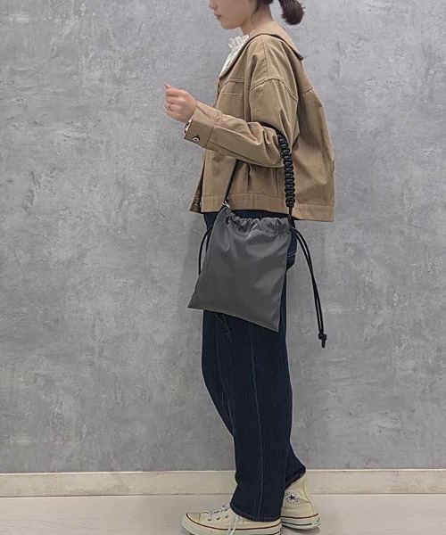 Bleu Bleuet(ブルーブルーエ)の「編み込み巾着ショルダー(ショルダーバッグ・レディース・グレー/カーキ/ブラック・FREE)」の4枚目の写真