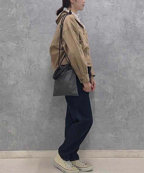 Bleu Bleuet(ブルーブルーエ)の「編み込み巾着ショルダー(ショルダーバッグ・レディース・グレー/カーキ/ブラック・FREE)」の7枚目の写真