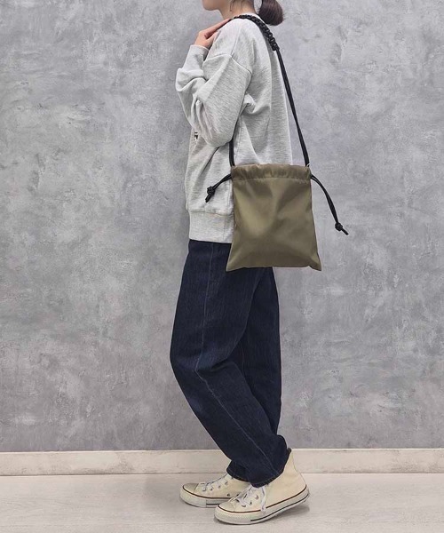 Bleu Bleuet(ブルーブルーエ)の「編み込み巾着ショルダー(ショルダーバッグ・レディース・グレー/カーキ/ブラック・FREE)」の8枚目の写真