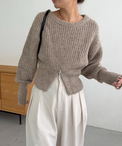 CAPRICIEUX LE'MAGE(カプリシューレマージュ)の「裾ジップラメプルオーバー(ニット/セーター・レディース・ベージュ/グレー・FREE)」の1枚目の写真