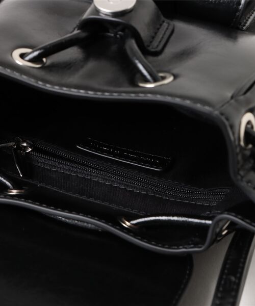CHARLES & KEITH(チャールズ & キース)の「Blaise ブレイス フロントポケット ドローストリングバックパック(バックパック/リュック・レディース・スミクロ/シルバー・S)」の12枚目の写真