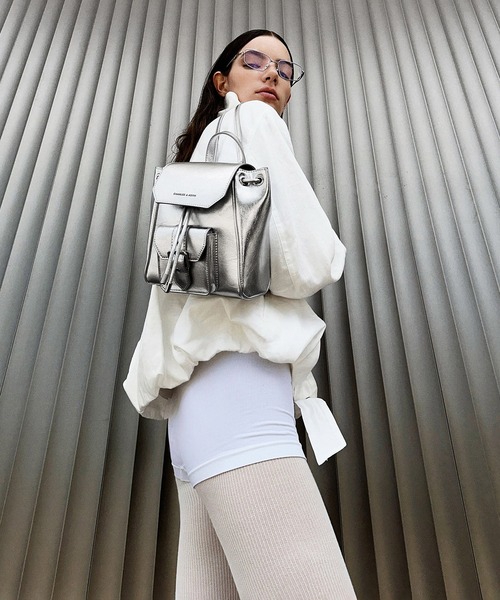 CHARLES & KEITH(チャールズ & キース)の「Blaise ブレイス フロントポケット ドローストリングバックパック(バックパック/リュック・レディース・スミクロ/シルバー・S)」の2枚目の写真