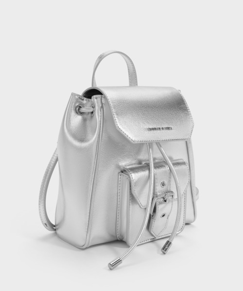 CHARLES & KEITH(チャールズ & キース)の「Blaise ブレイス フロントポケット ドローストリングバックパック(バックパック/リュック・レディース・スミクロ/シルバー・S)」の3枚目の写真