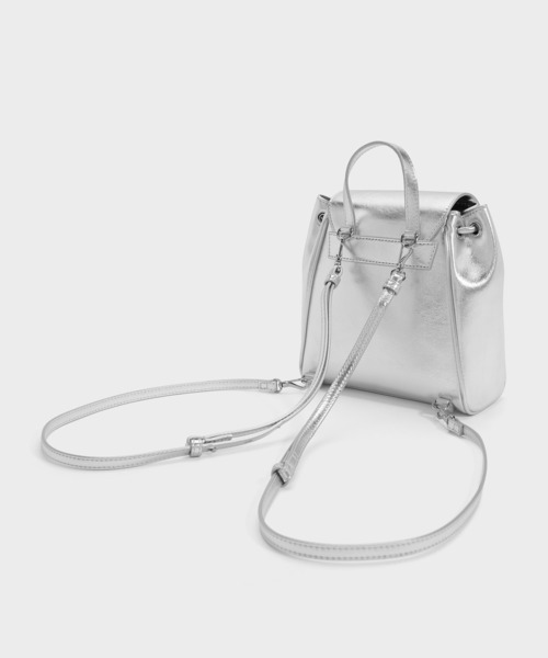 CHARLES & KEITH(チャールズ & キース)の「Blaise ブレイス フロントポケット ドローストリングバックパック(バックパック/リュック・レディース・スミクロ/シルバー・S)」の4枚目の写真