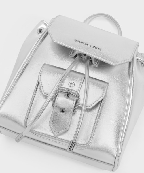CHARLES & KEITH(チャールズ & キース)の「Blaise ブレイス フロントポケット ドローストリングバックパック(バックパック/リュック・レディース・スミクロ/シルバー・S)」の5枚目の写真