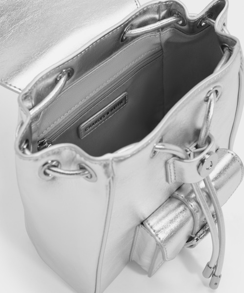 CHARLES & KEITH(チャールズ & キース)の「Blaise ブレイス フロントポケット ドローストリングバックパック(バックパック/リュック・レディース・スミクロ/シルバー・S)」の6枚目の写真